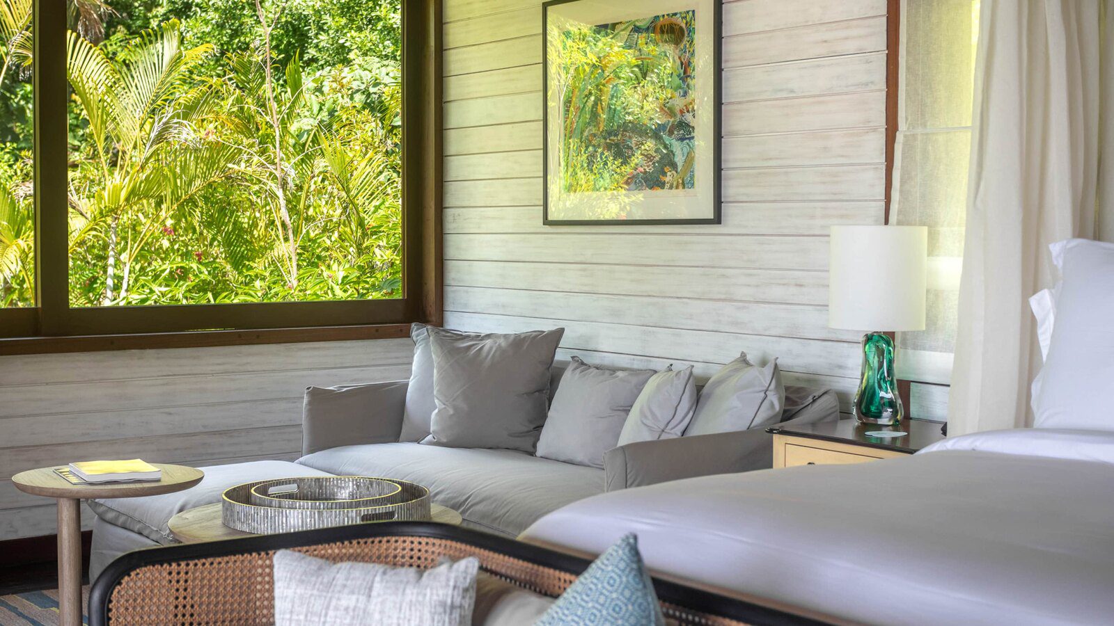 Four Seasons Resort Seychelles villa 臥室與木質室內空間
