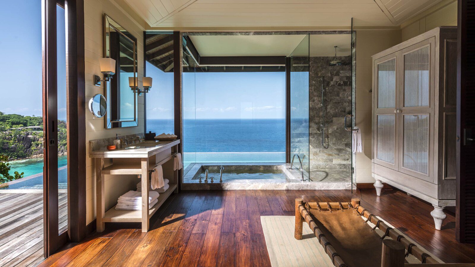 Four Seasons Resort Seychelles villa 浴室面向私人泳池與海灣