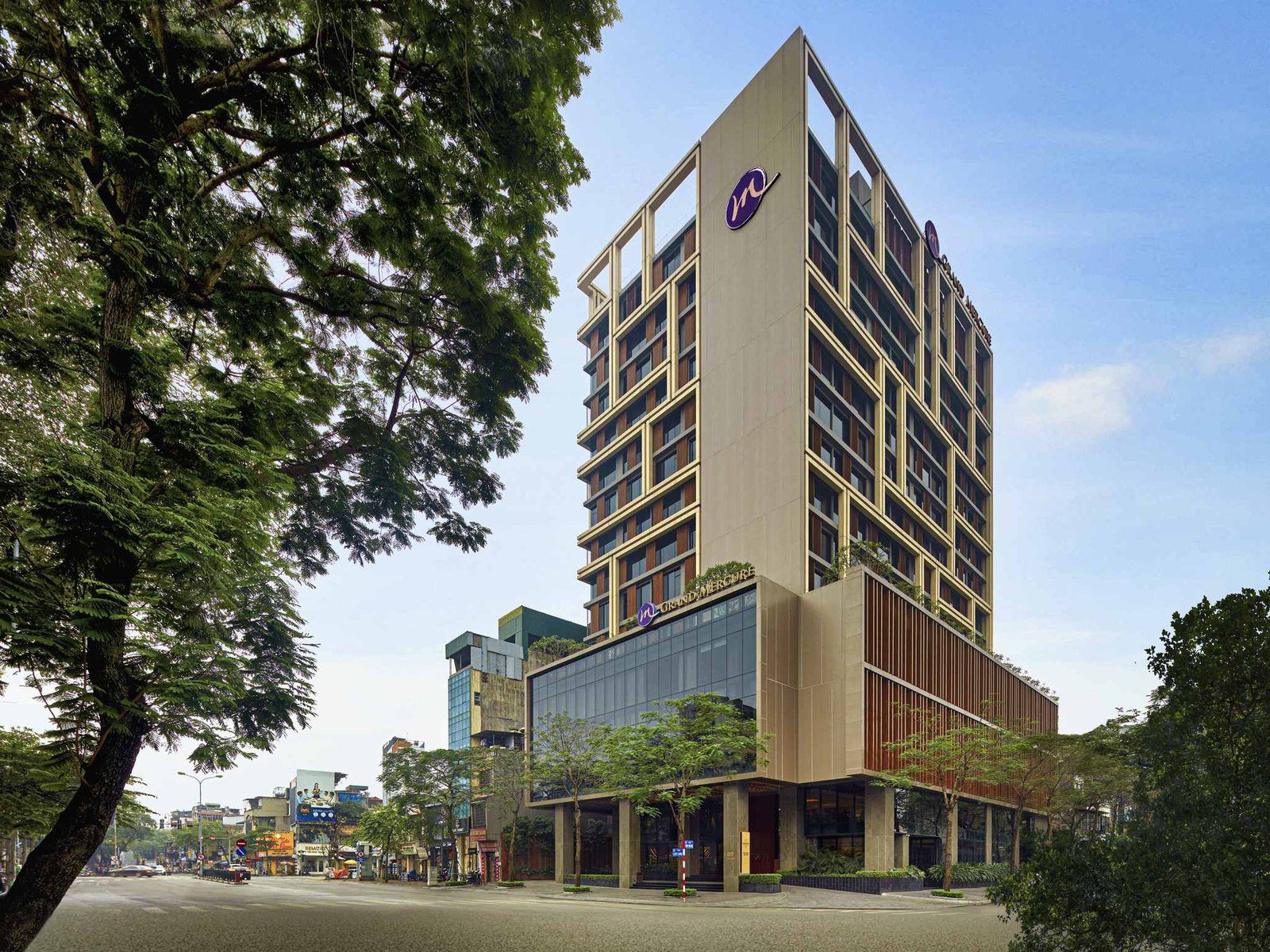 河內美爵大酒店的建築外觀與行道樹