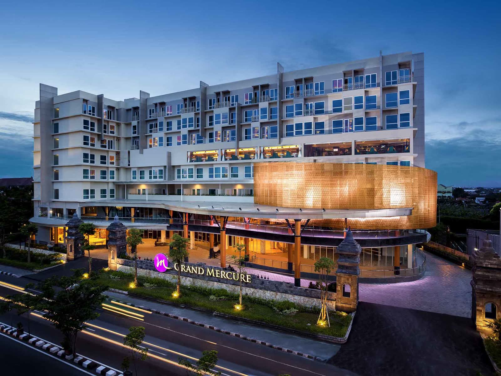 日惹 Adi Sucipto 美爵酒店黃昏外觀,GRAND MERCURE 招牌、弧形金網立面與石門柱