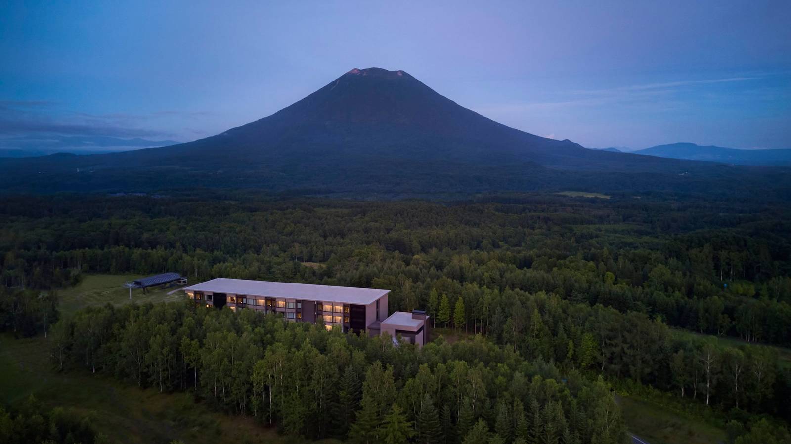 二世古東山麗思卡爾頓 Reserve 森林中的建築與羊蹄山
