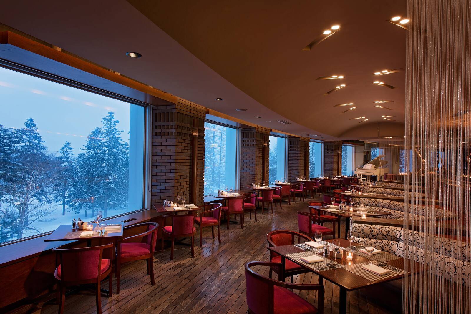 二世古村希爾頓酒店 Melt 餐廳與雪景窗