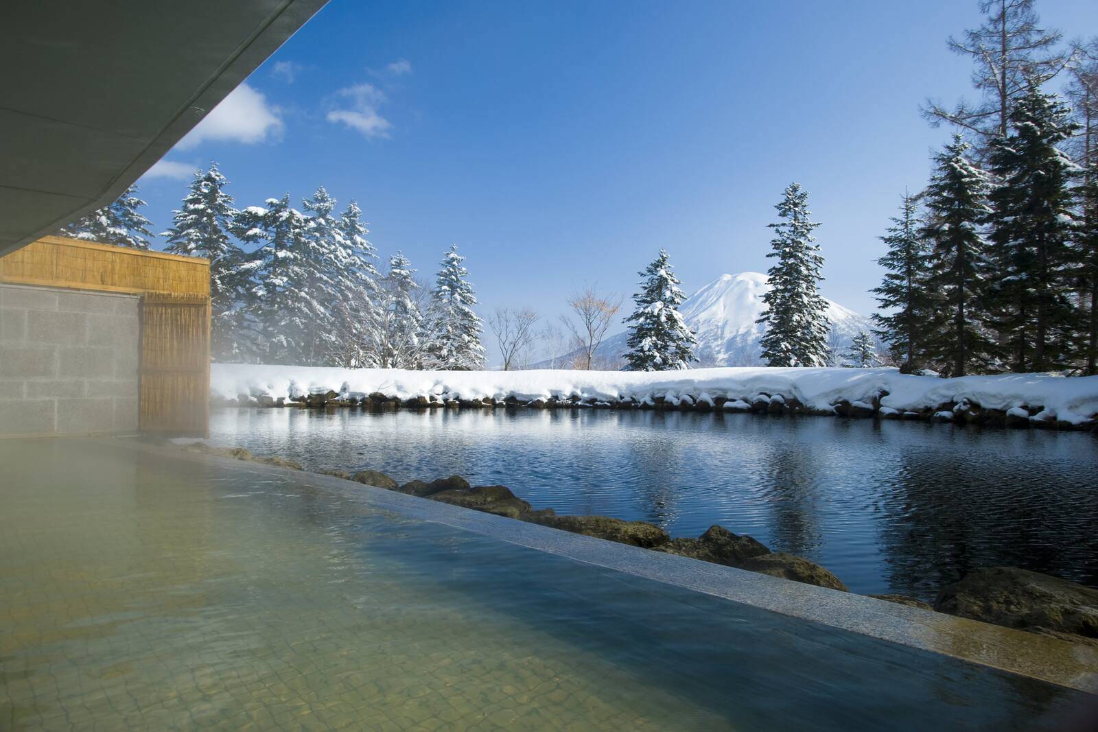 二世古村希爾頓酒店雪景中的露天溫泉
