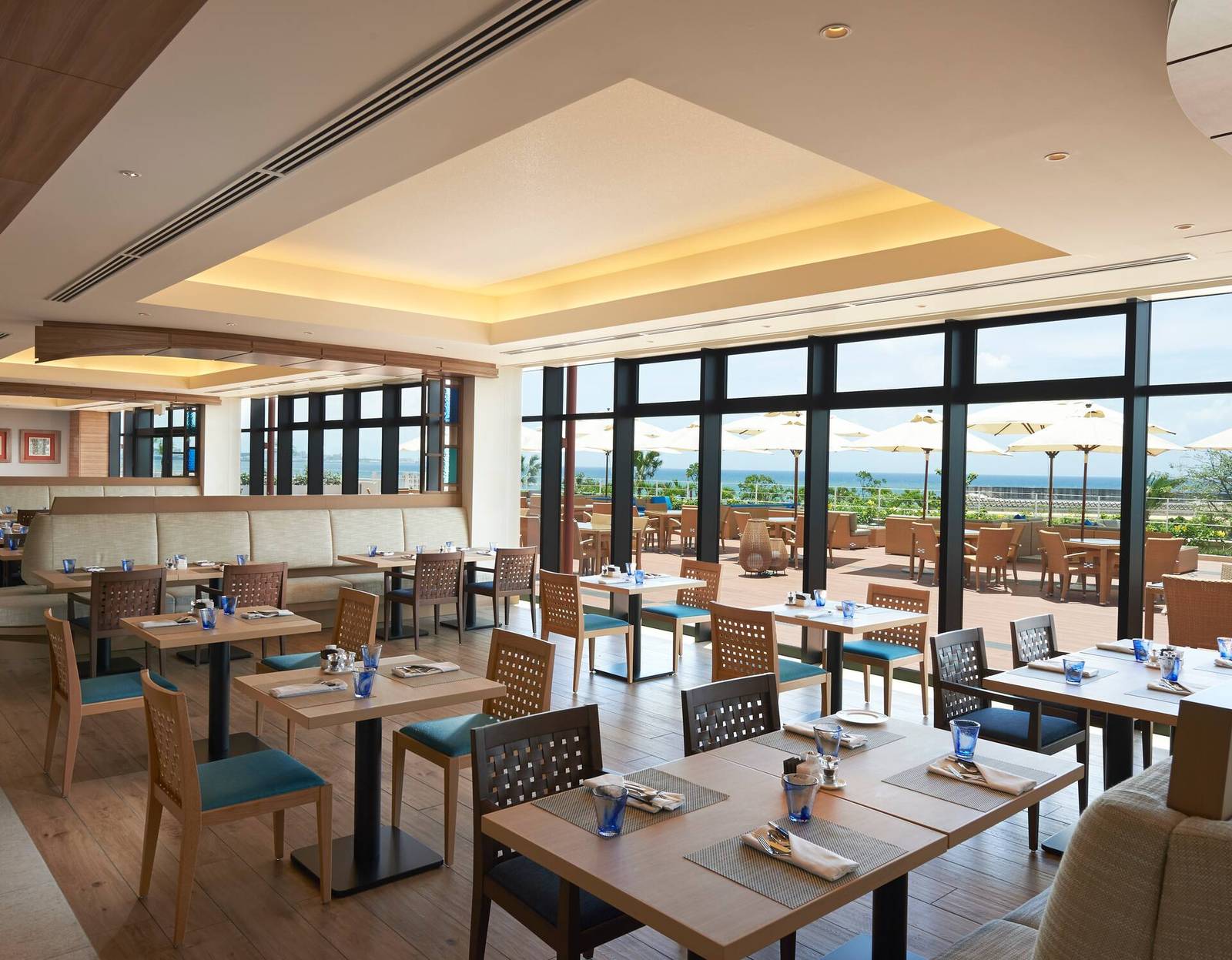 沖繩北谷希爾頓度假酒店 Suriyun 全日餐廳海景用餐區