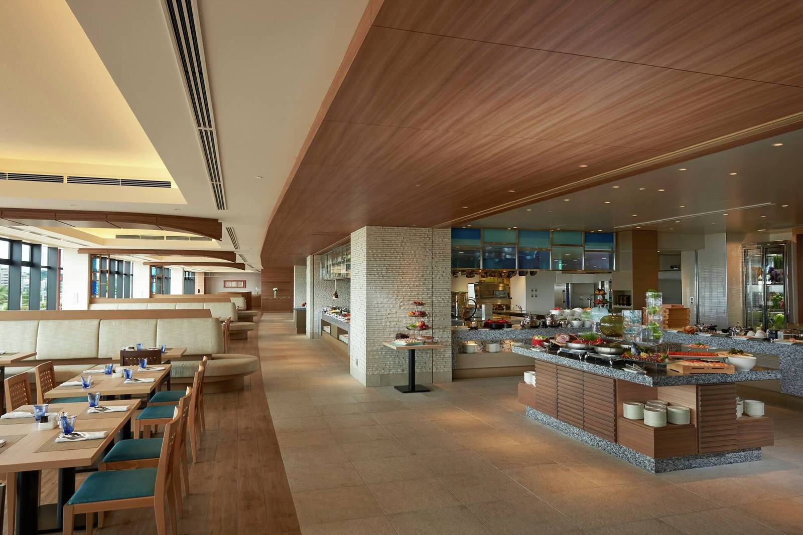 沖繩北谷希爾頓度假酒店 Suriyun 餐廳開放式廚房與座位