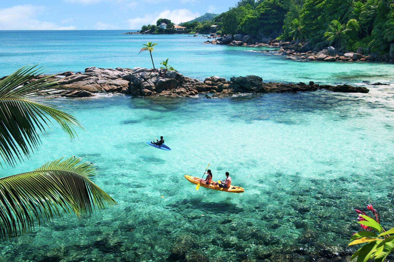 旅客在 Hilton Seychelles Northolme 海域划獨木舟