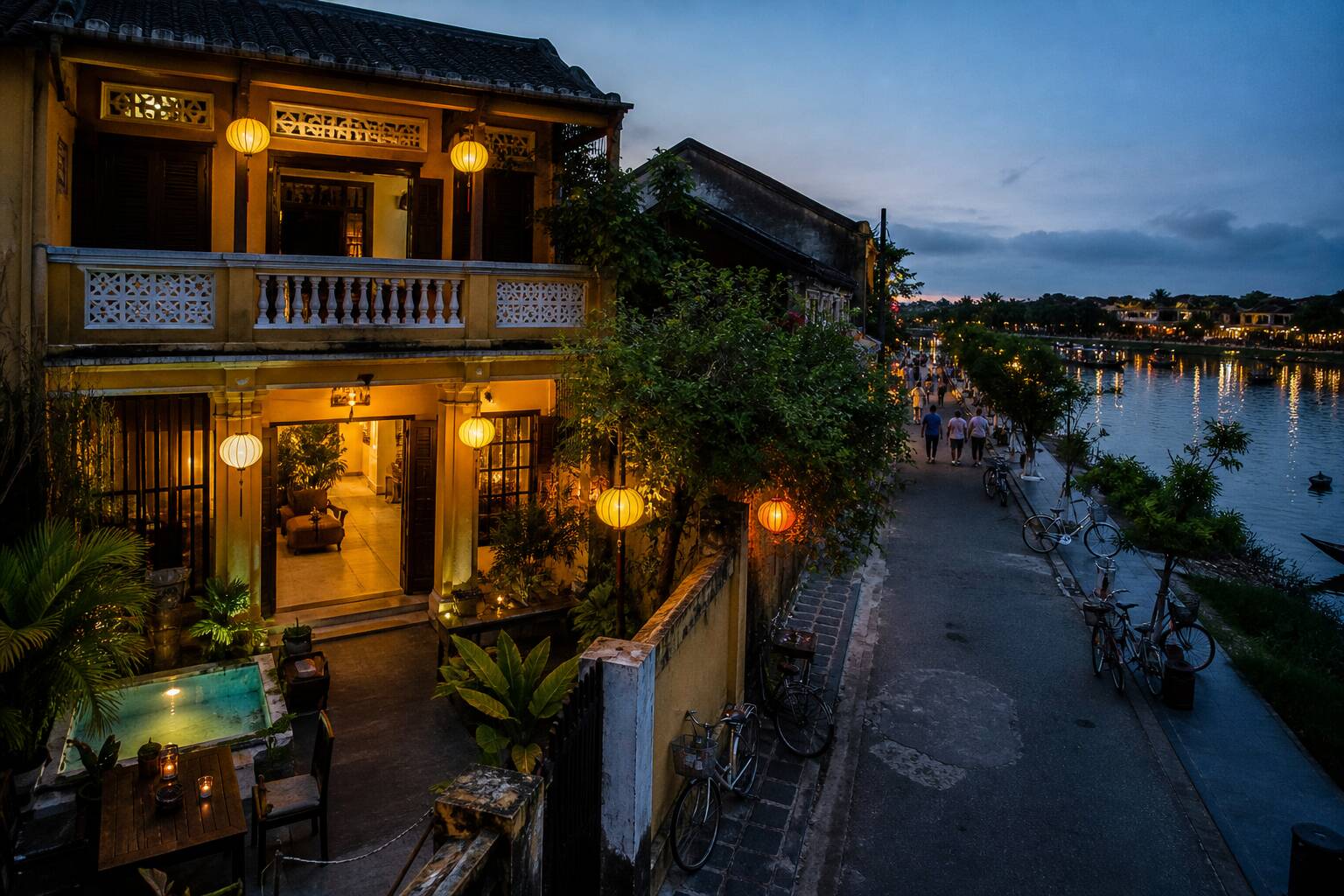 會安河岸古城與夜間住宿氛圍示意
