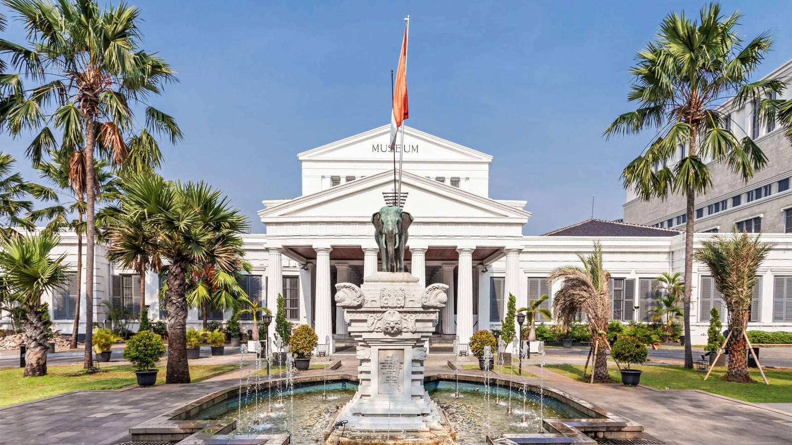 印尼國家博物館的白色列柱建築與噴泉