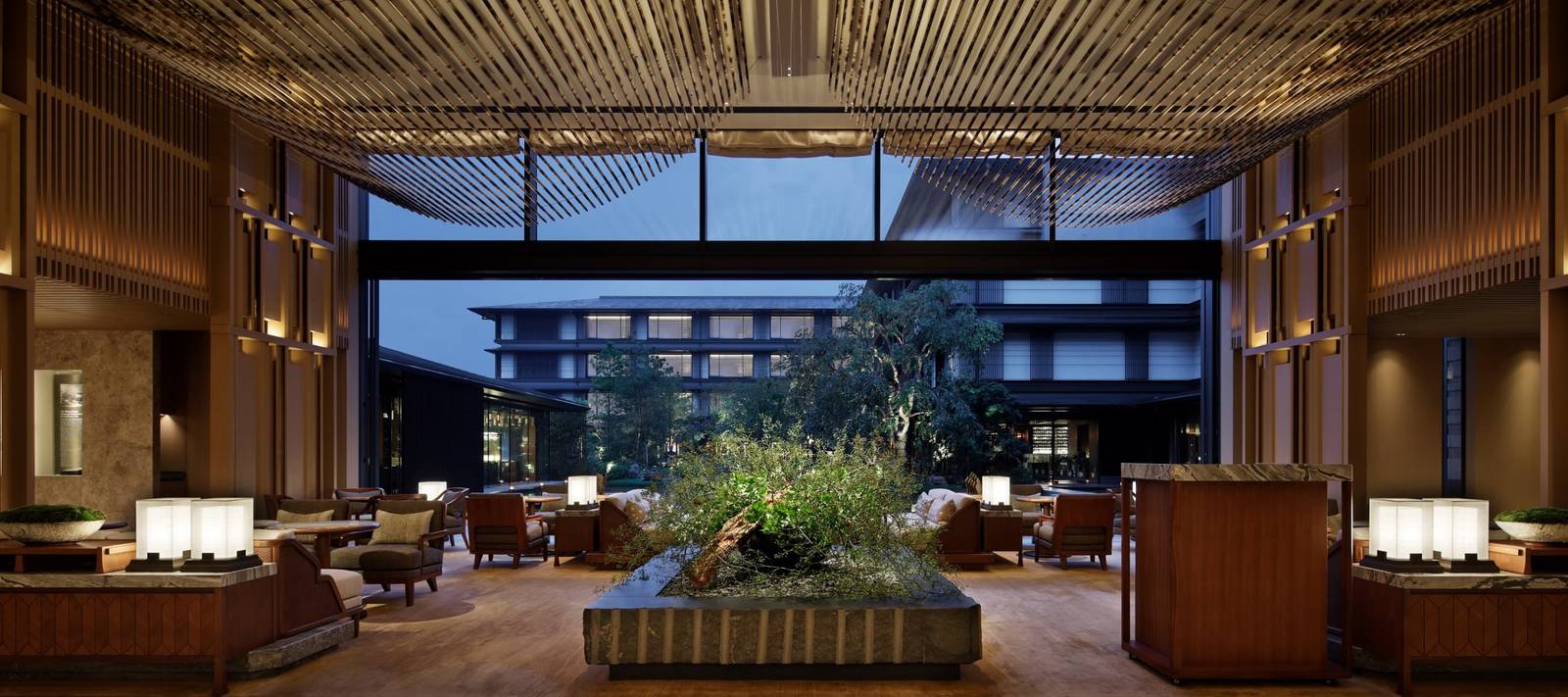 HOTEL THE MITSUI KYOTO 大廳座位區與庭園景觀