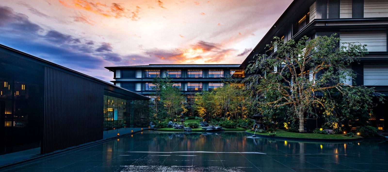 HOTEL THE MITSUI KYOTO 中庭水景與客房棟暮色