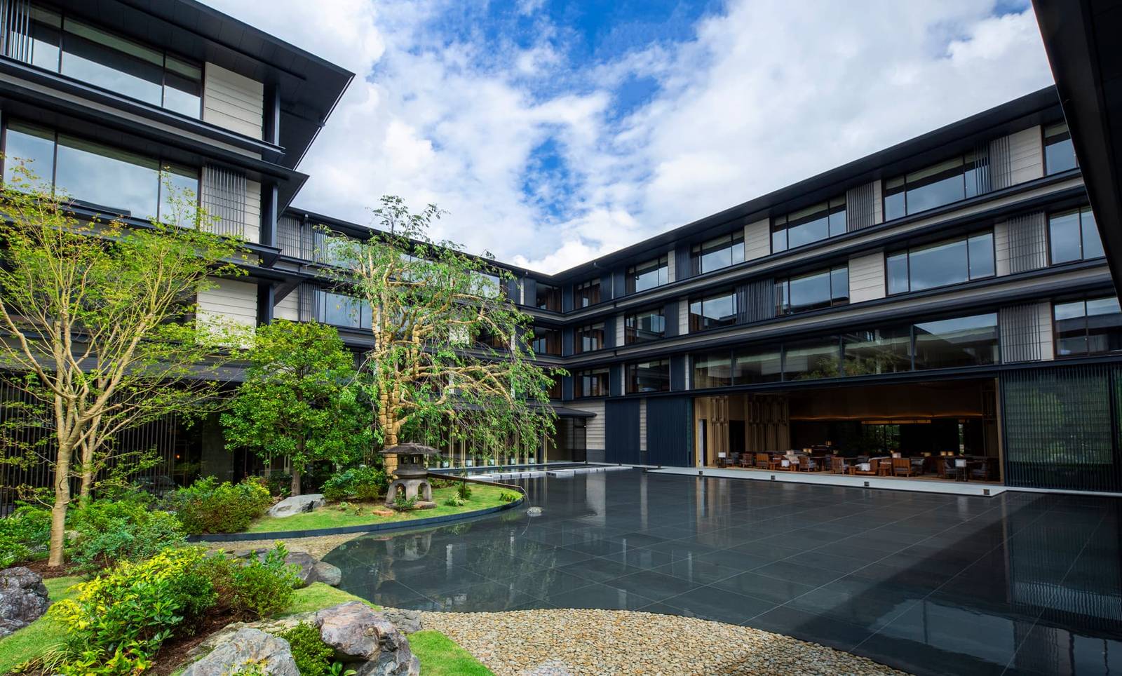 HOTEL THE MITSUI KYOTO 中央庭園水池與客房棟