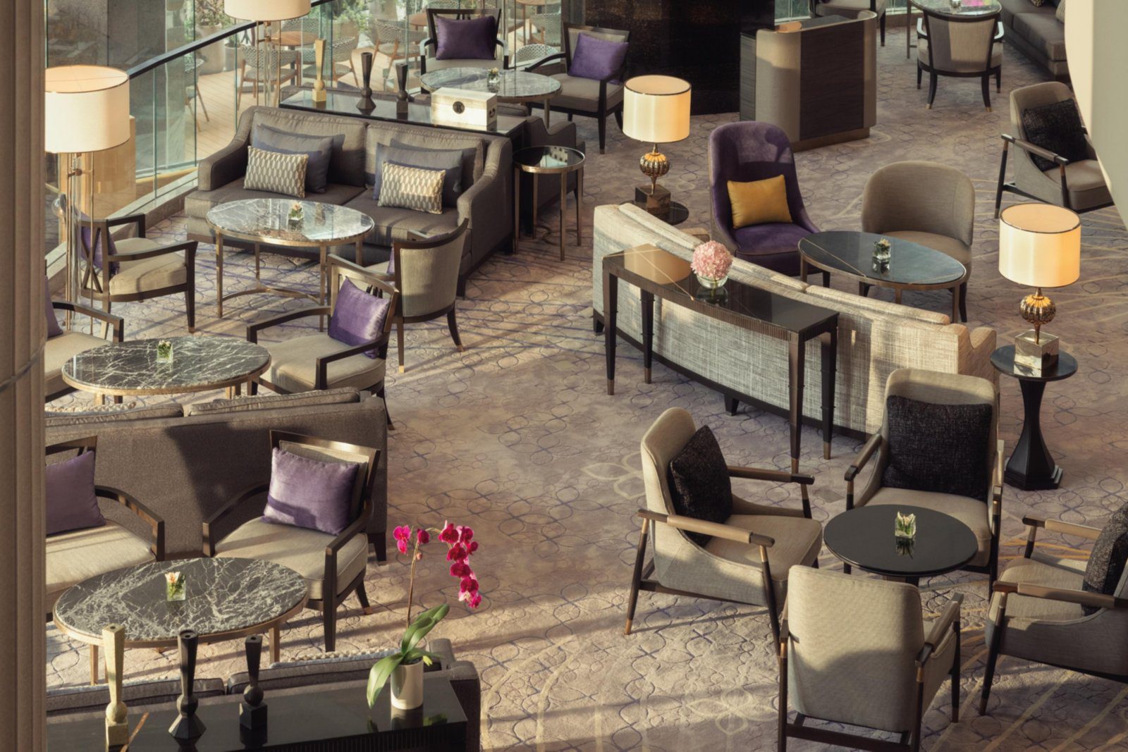 Balcony Lounge 的沙發與餐桌座席