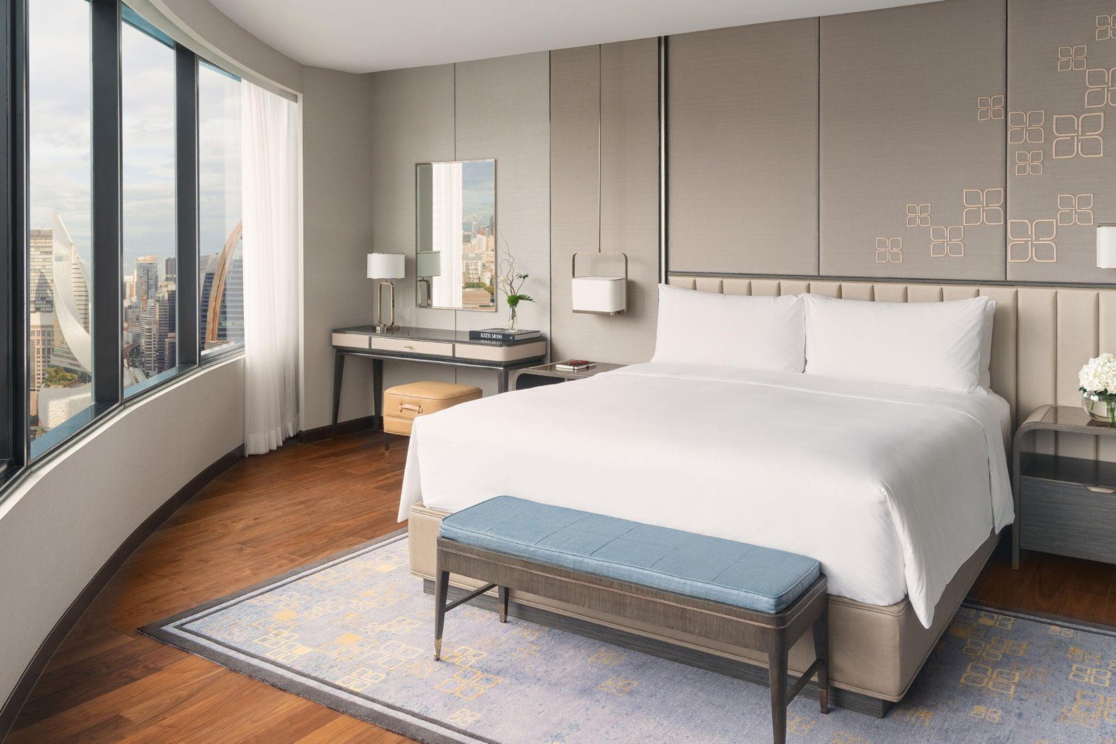 Junior Suite 大床與高樓景觀