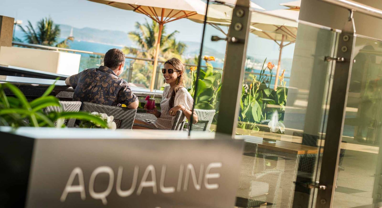 芽莊洲際酒店 Aqualine 泳池露台有 AQUALINE 標示、遮陽傘與面向海灣的座位