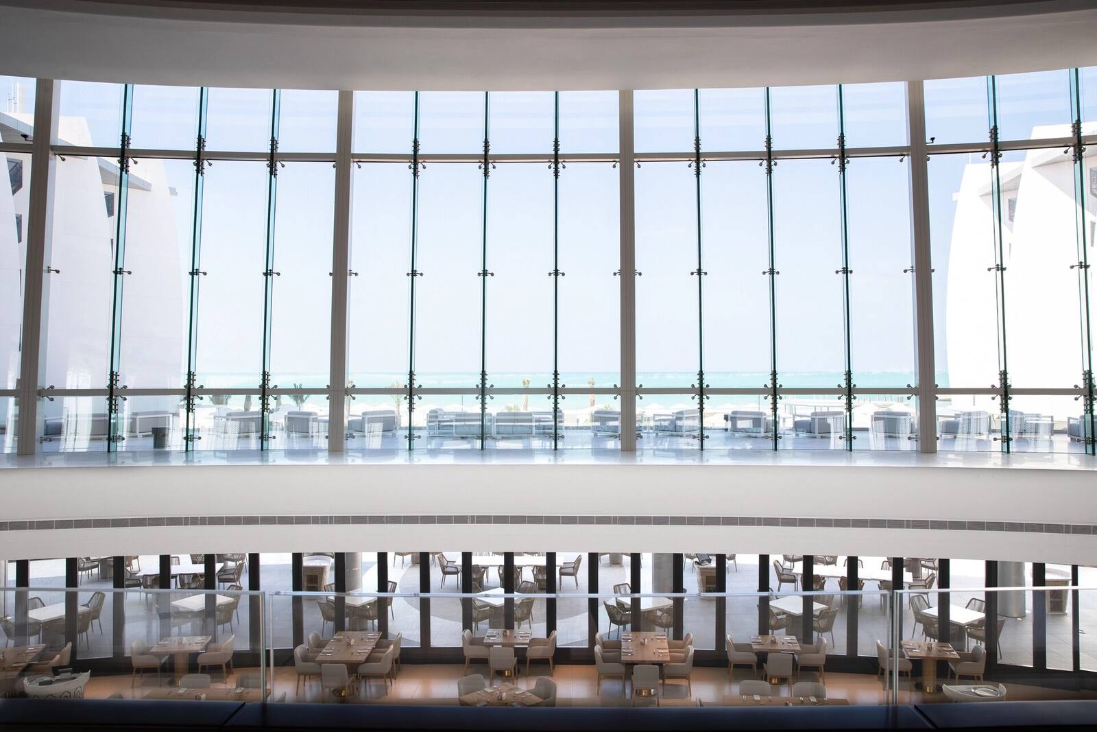 阿布達比薩迪亞特島卓美亞度假村 Majlis Saadiyat 的面海空間