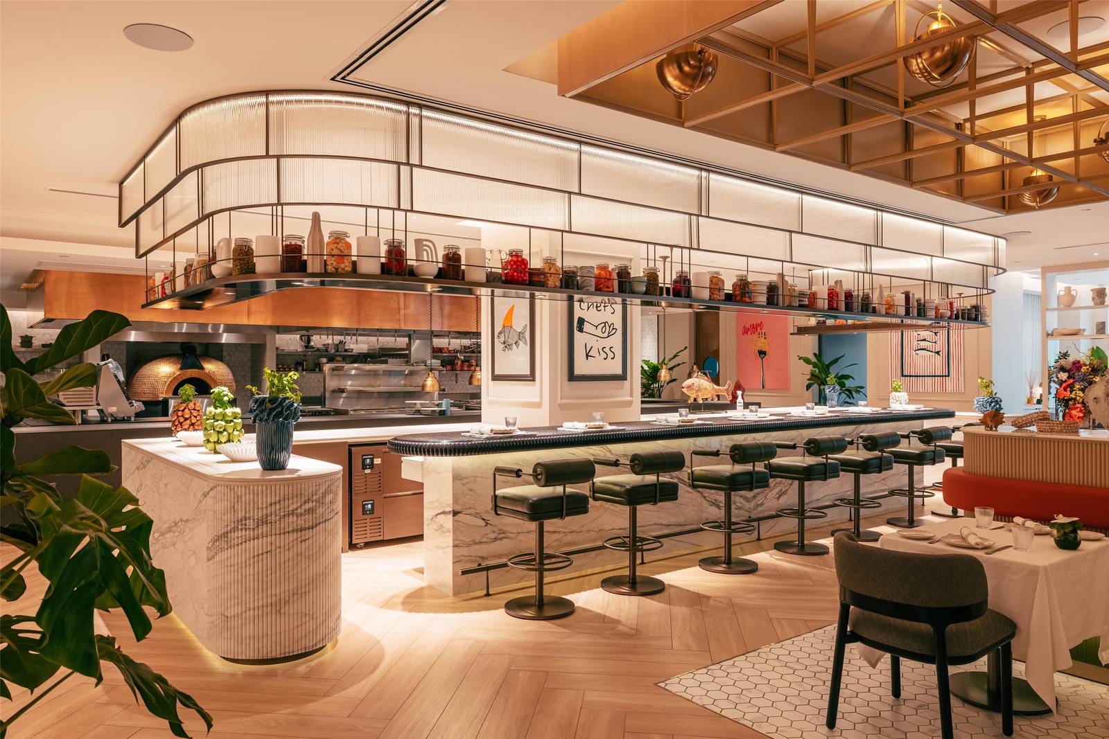 Aspen Café 的開放式吧檯與座位