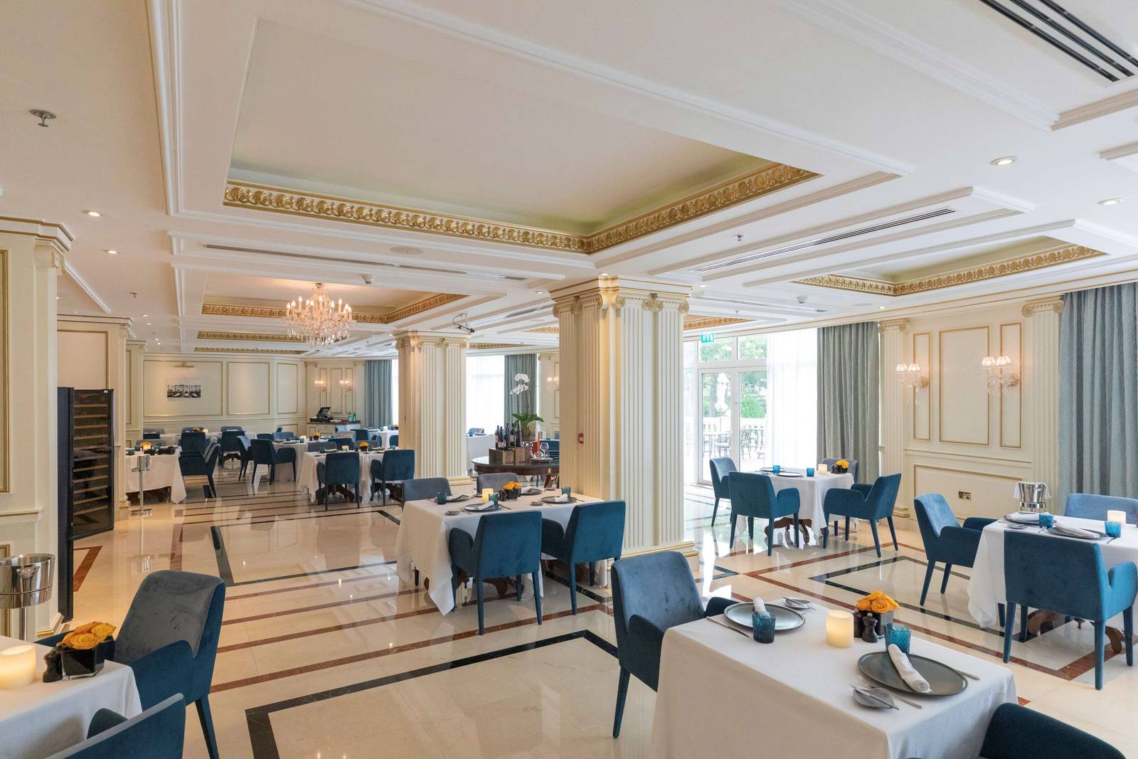 Brunello 餐廳的用餐區與落地窗