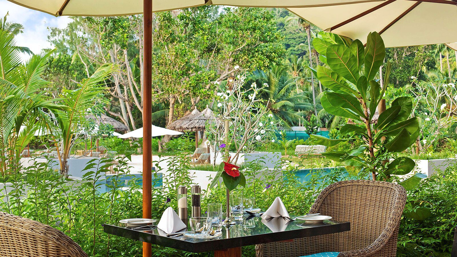 Kempinski Seychelles Resort Baie Lazare 花園旁戶外餐桌