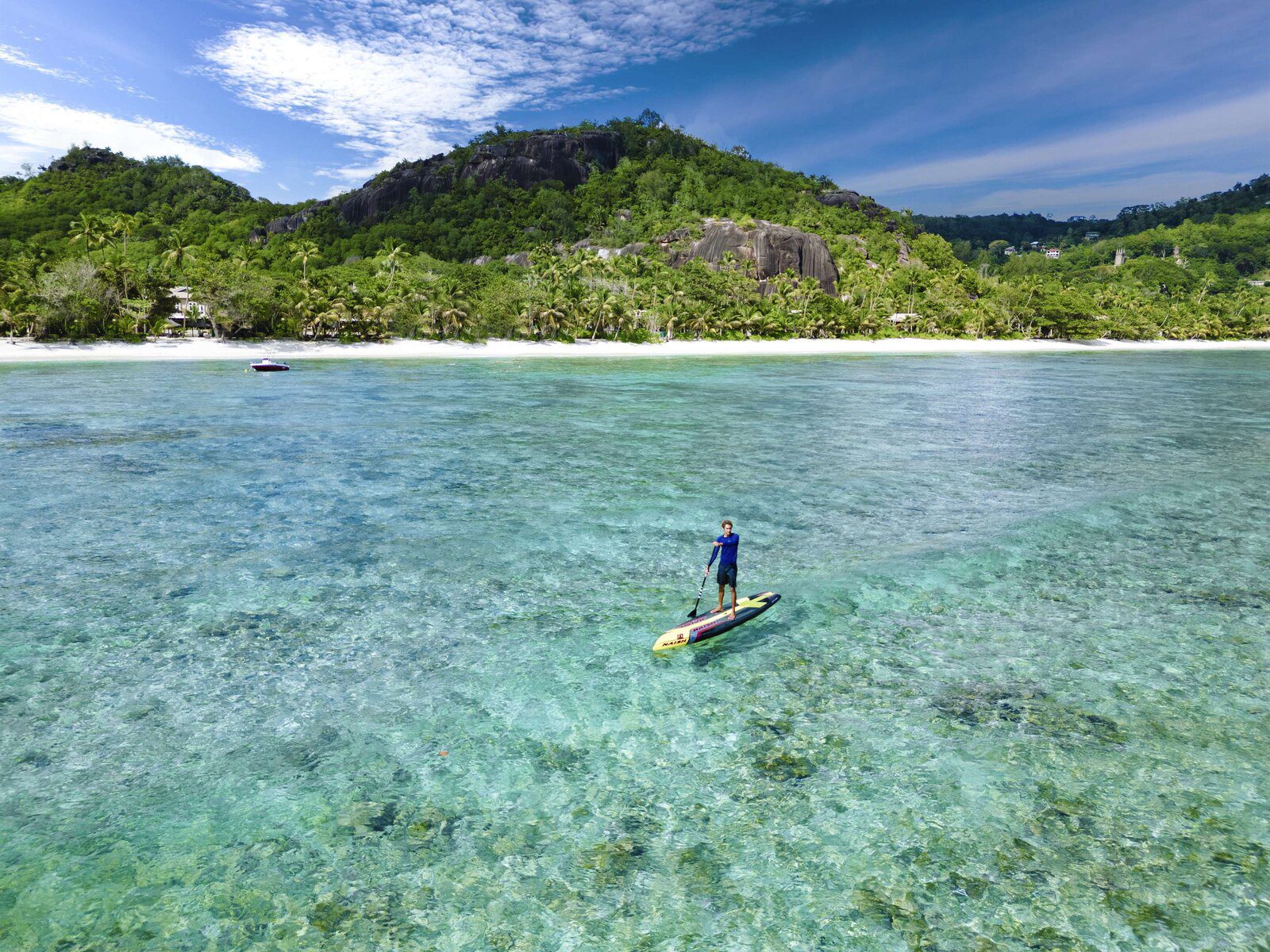 旅客在 Kempinski Seychelles Resort Baie Lazare 海灣立槳