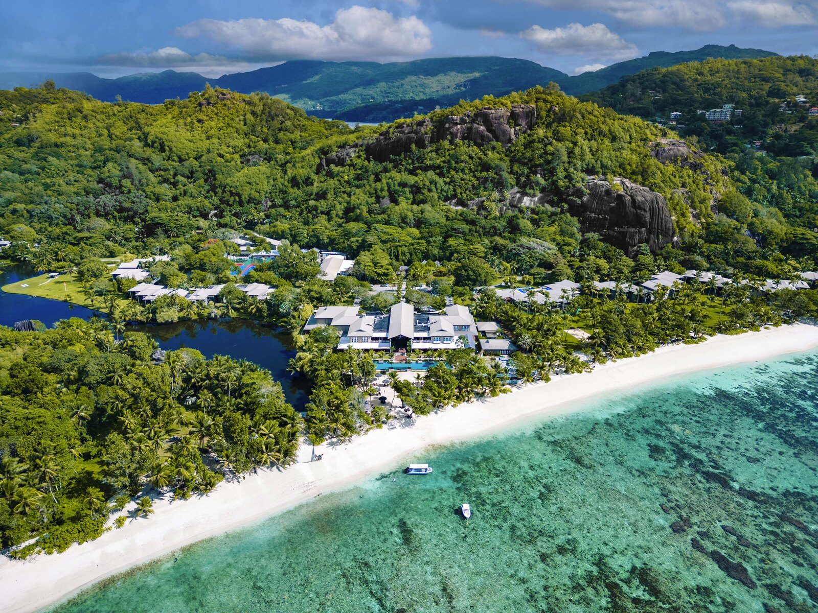 Kempinski Seychelles Resort Baie Lazare、白沙海灘與熱帶山林空拍