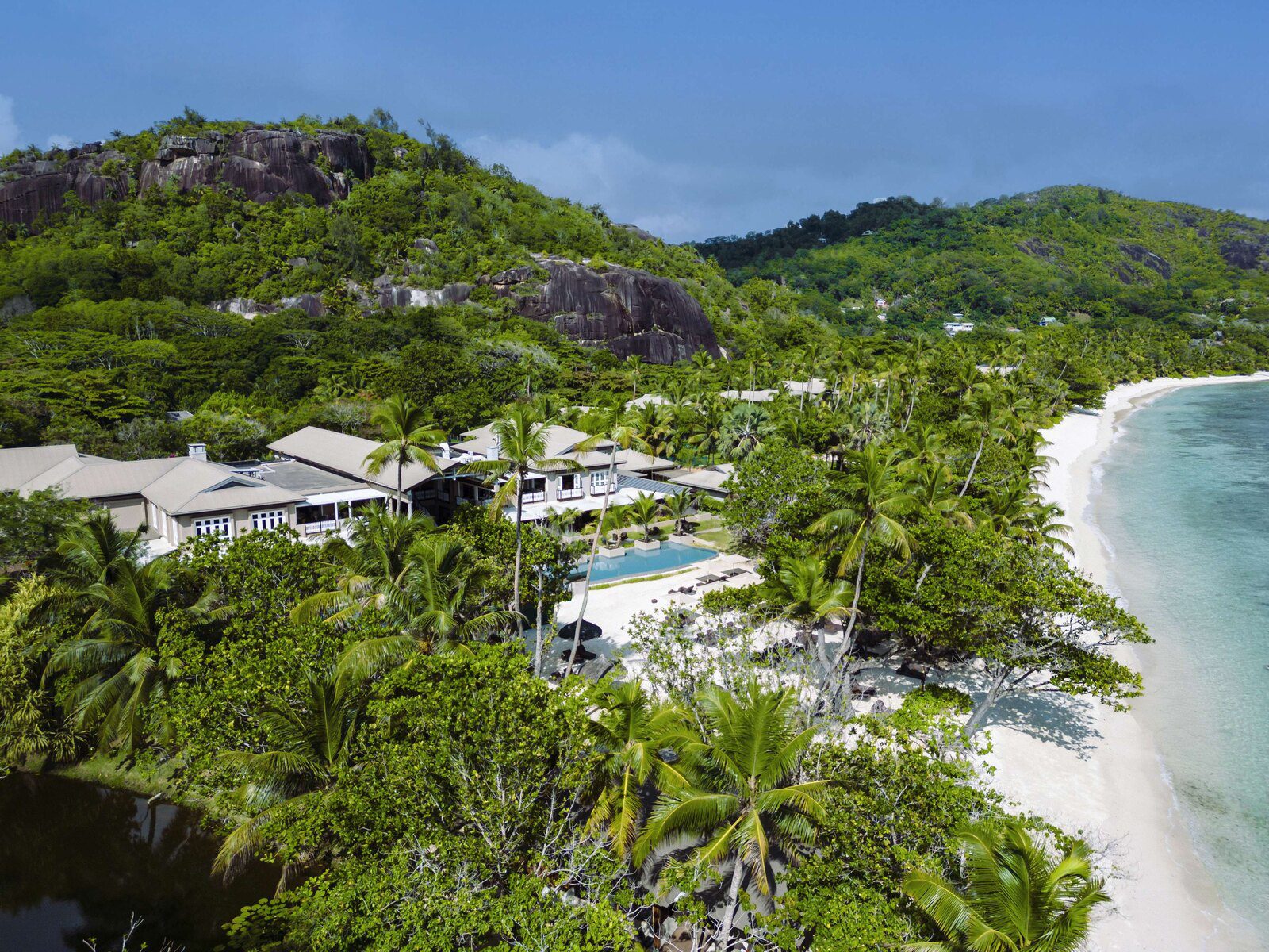 Kempinski Seychelles Resort Baie Lazare 園區、泳池與海岸空拍