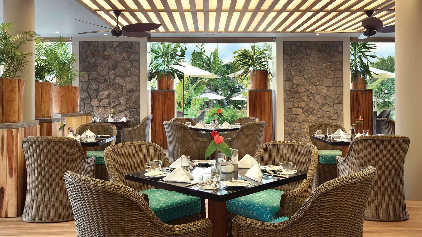 Kempinski Seychelles Resort Baie Lazare 翻新後的熱帶風格餐飲空間