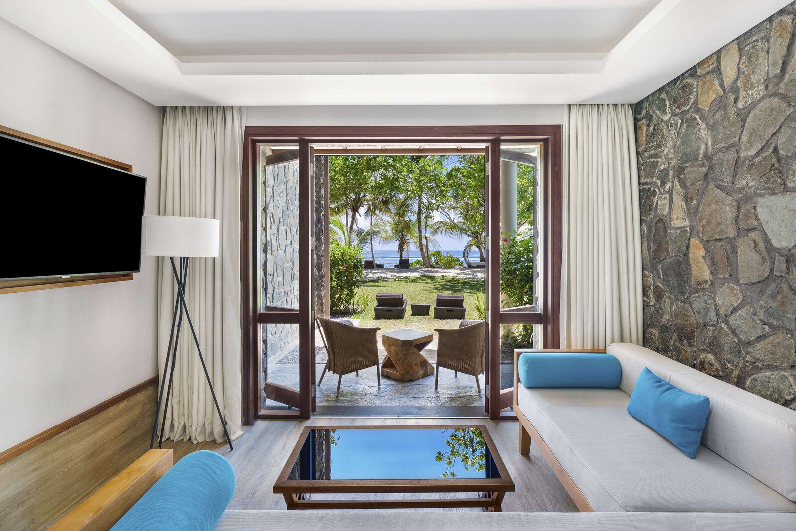 Kempinski Seychelles Resort Baie Lazare 客房起居區與花園露台