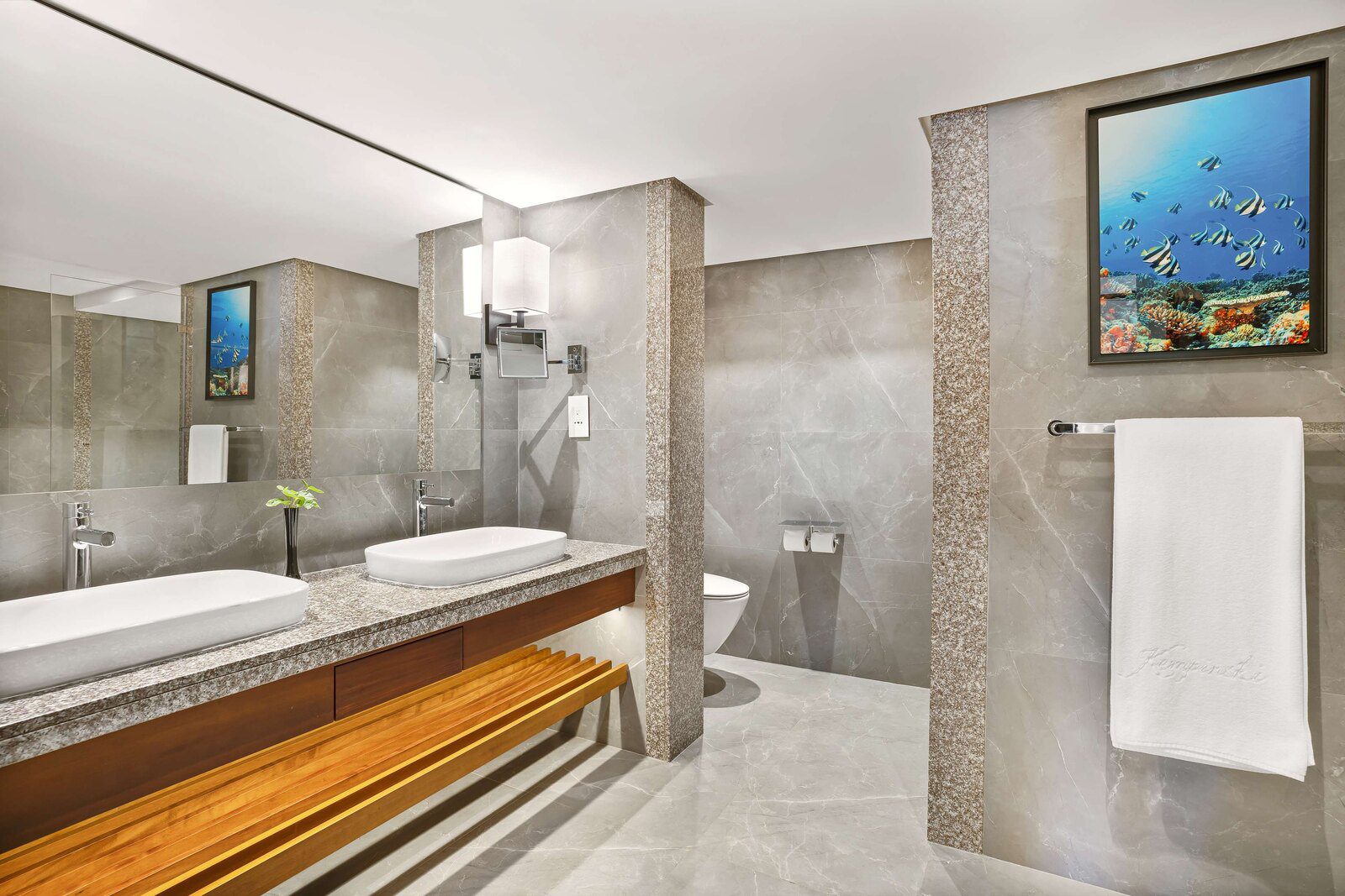 Kempinski Seychelles Resort Baie Lazare 客房雙洗手台與淋浴空間