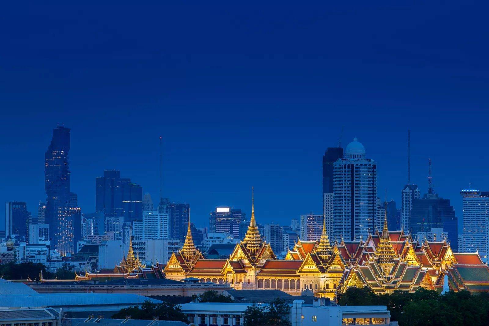 曼谷 Kimpton Maa-Lai 酒店 曼谷夜景:燈光下的大皇宮與市區天際線