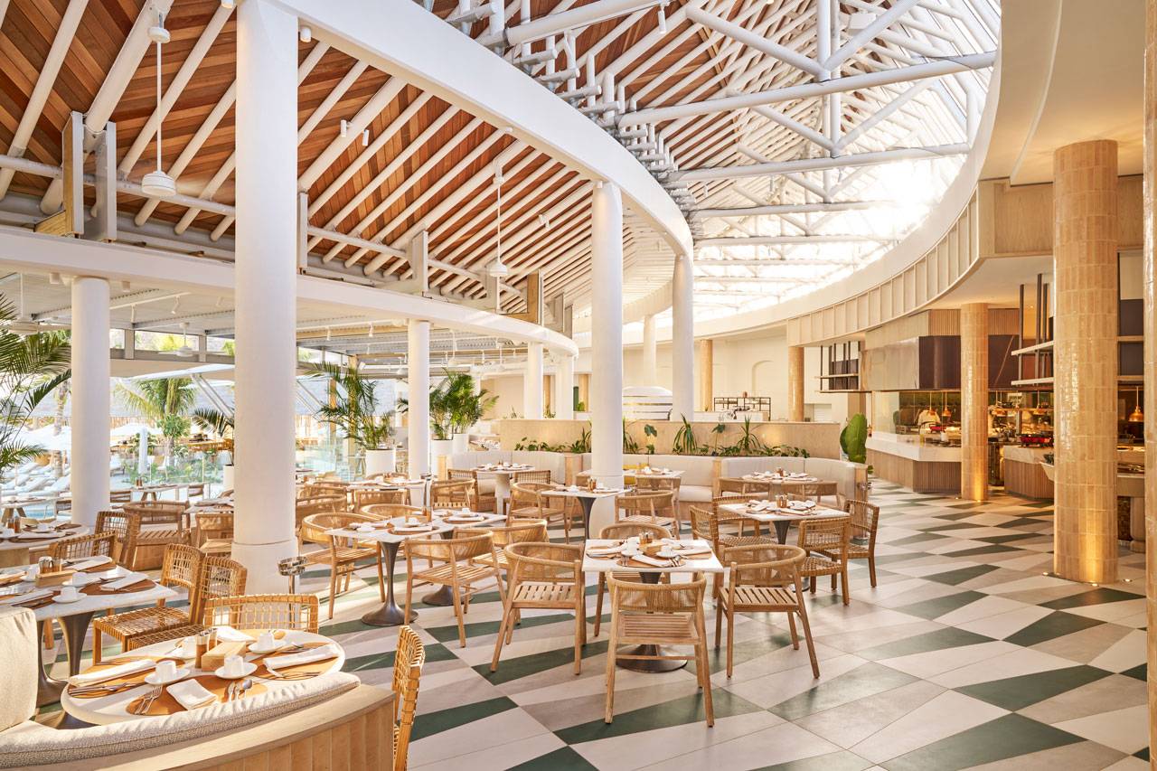 模里西斯 LUX* 貝爾馬爾度假村挑高屋頂與自然材質構成的 Mondo 餐廳