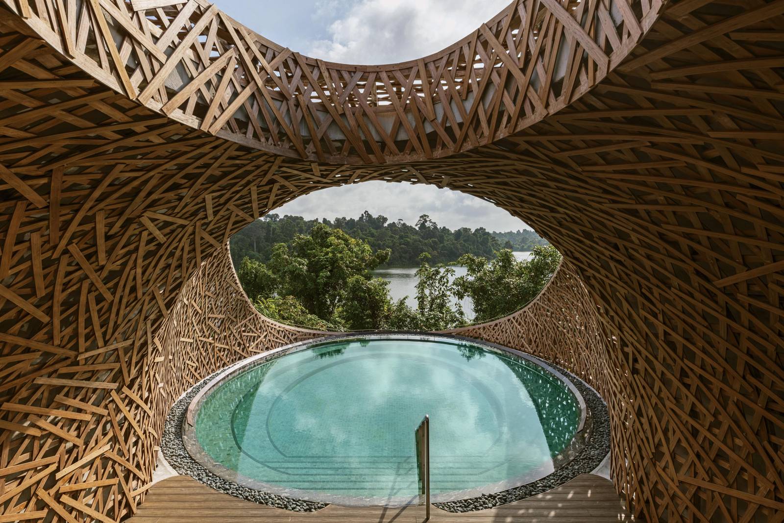 木條交織的 Private Pool Pavilion East 與圓形泳池
