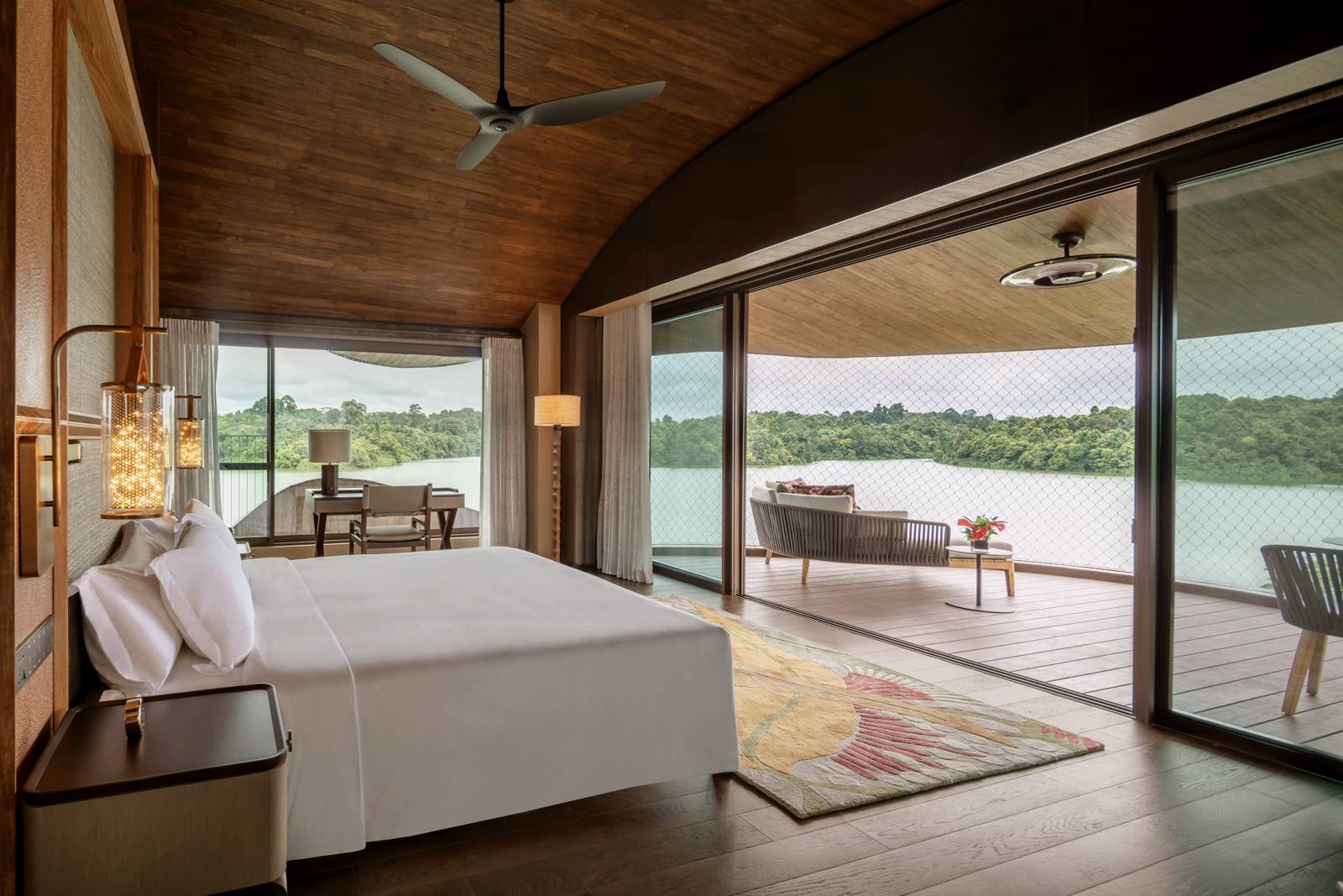 Mandai Sanctuary Treehouse 的臥床、木質天花與水景露台