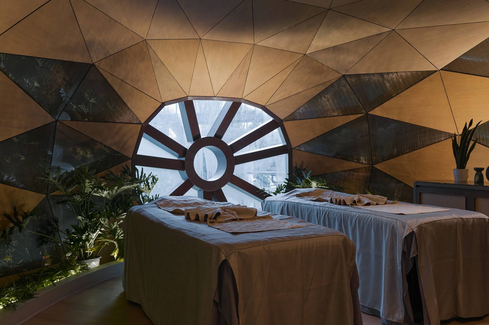 Banyan Tree Spa Wellness Pod 的雙人療程床與圓形窗