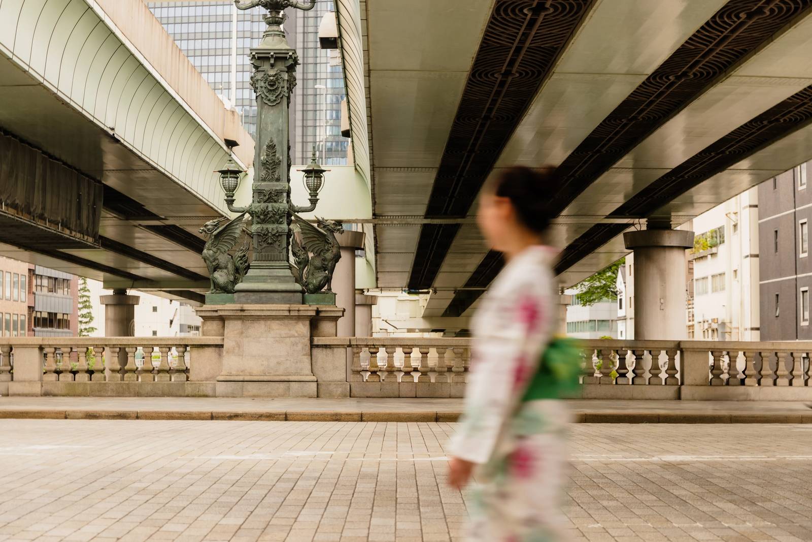 日本橋上穿著浴衣的旅人