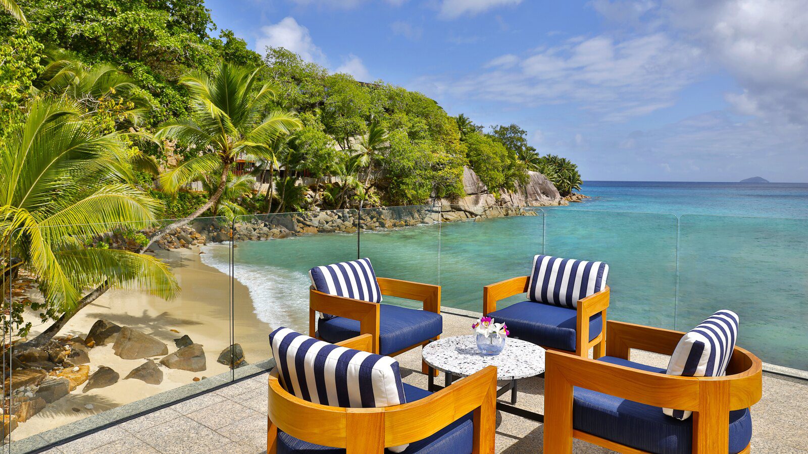 Mango House Seychelles 海邊露台餐飲座位