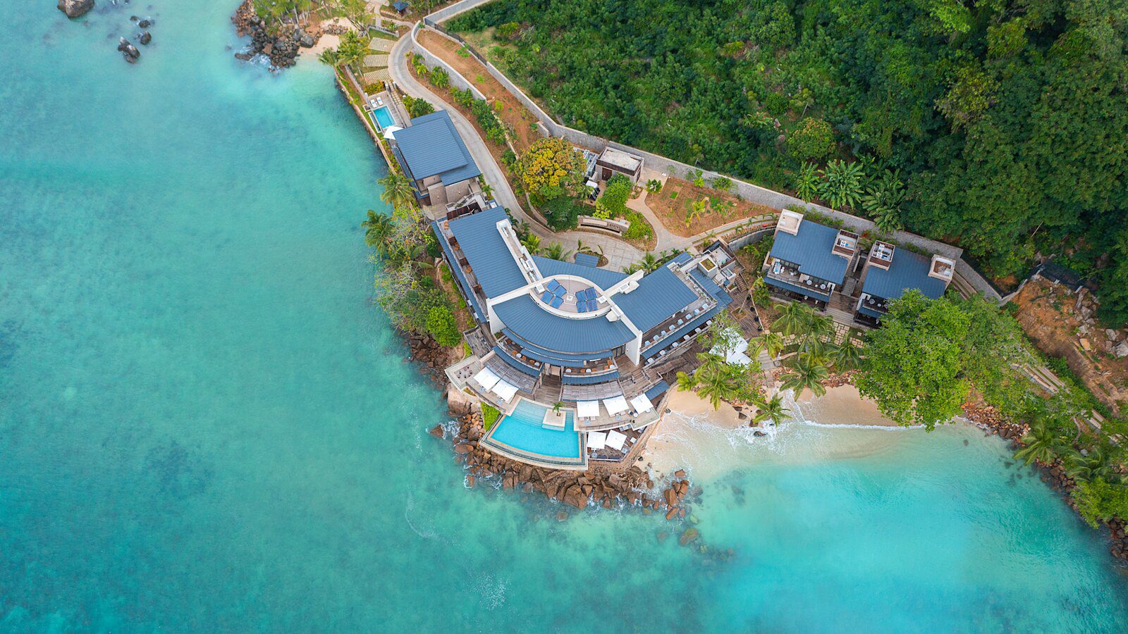 Mango House Seychelles 度假村建築、泳池與海灣空拍