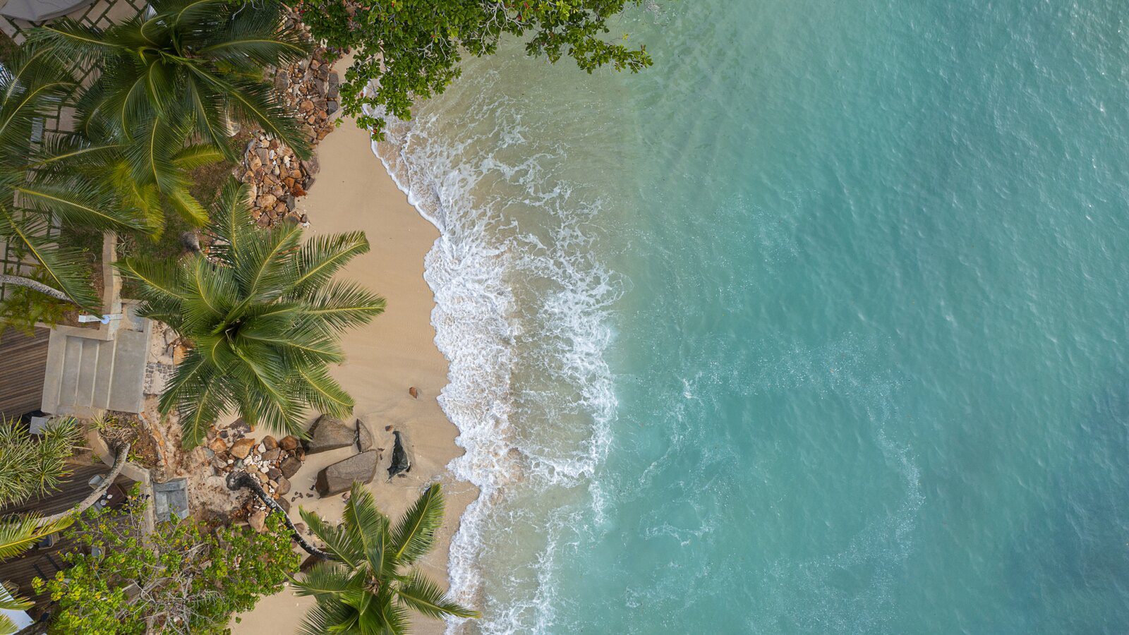 Mango House Seychelles 所在 Anse Aux Poules Bleues 海岸空拍