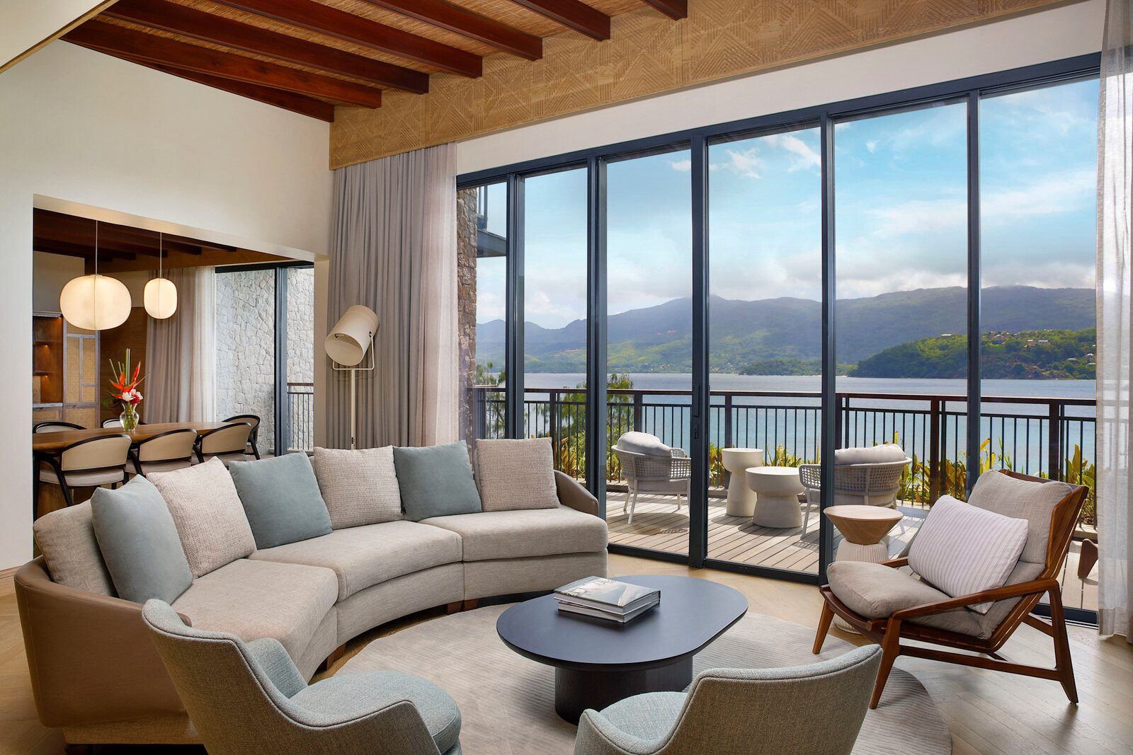 Mango House Seychelles Cliff House Panoramic Suite 客廳與海景