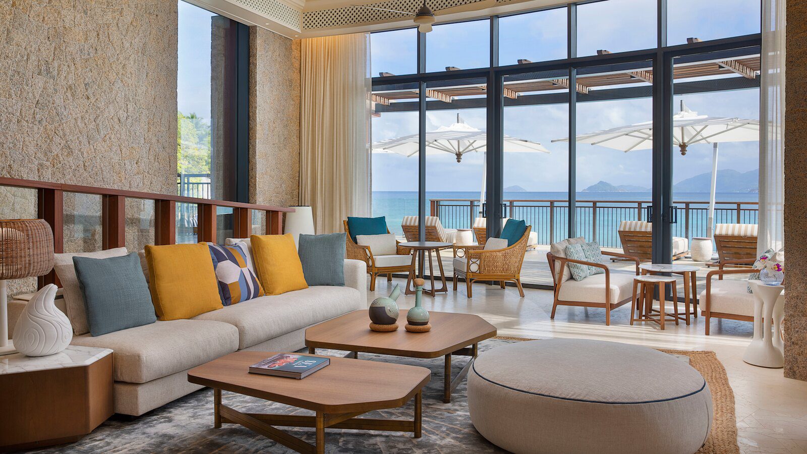 Mango House Seychelles 套房客廳、餐桌與落地窗海景