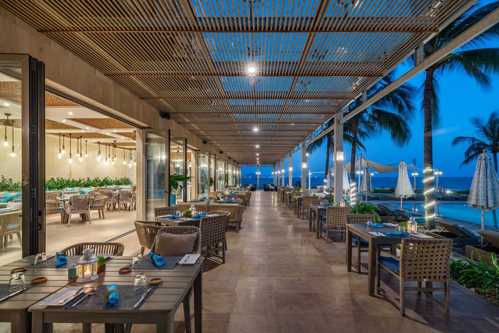 芽莊 Mia 度假村 Kitchen By The Sea 木構戶外餐廳,餐桌面向沙灘與海面