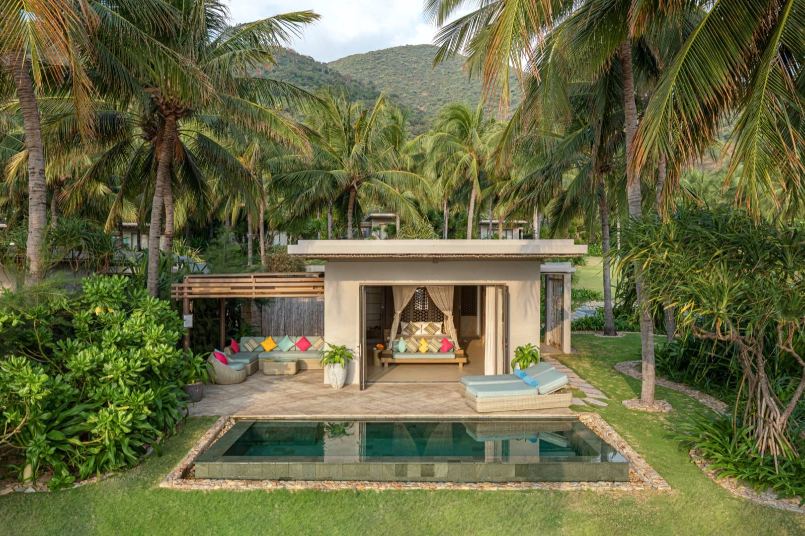 芽莊 Mia 度假村 Beachfront Villa 低層別墅,私人泳池、草坪與熱帶植栽