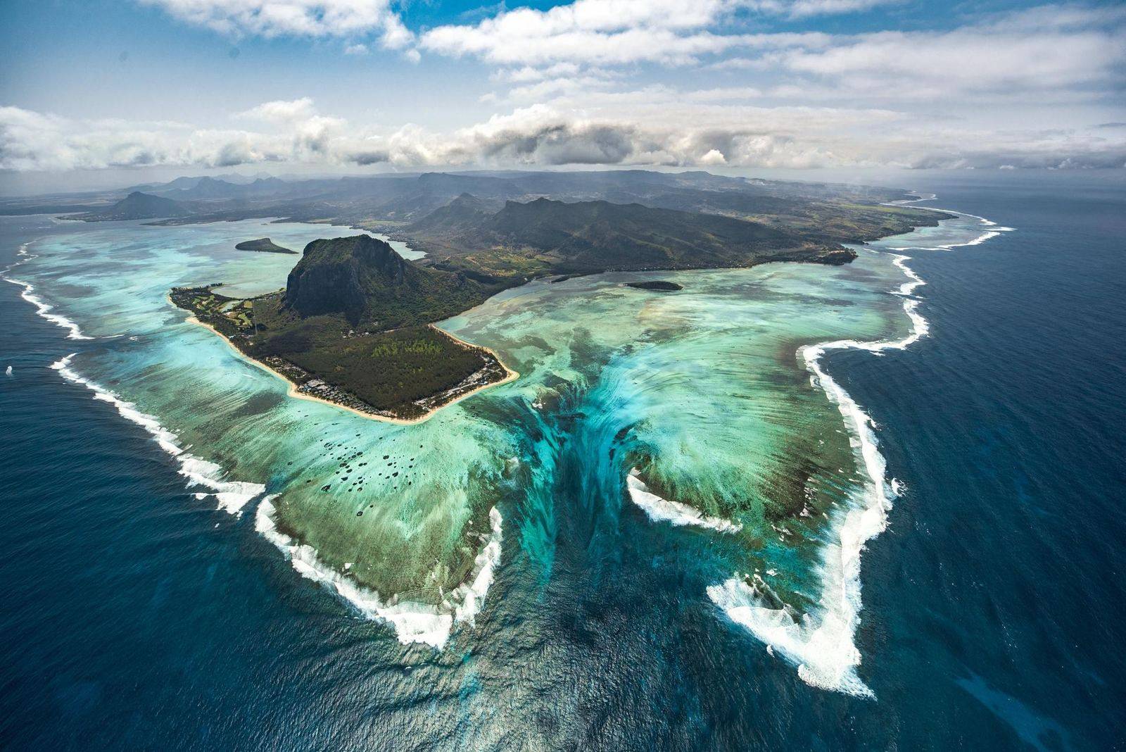 模里西斯 One&Only 聖傑蘭度假村空中俯瞰海底瀑布實景