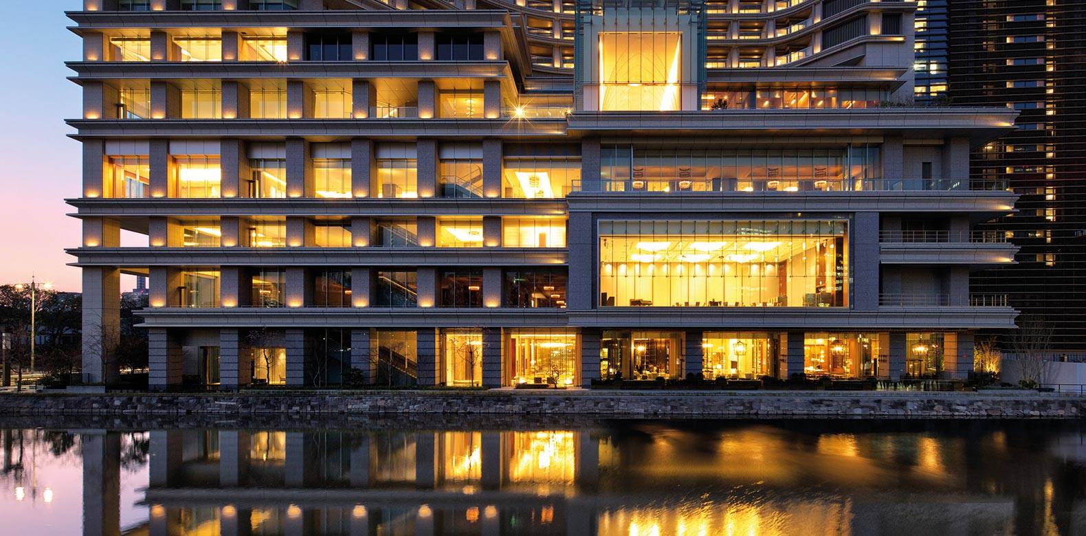 東京皇宮酒店臨濠的建築與黃昏燈光