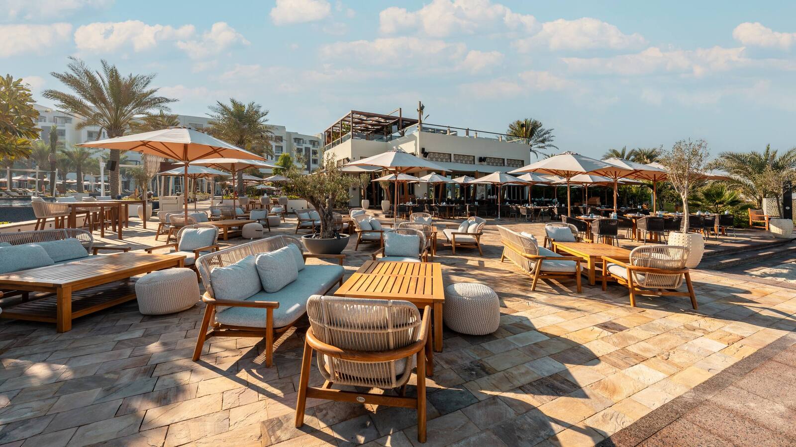 阿布達比柏悅酒店 The Beach House 的沙灘旁戶外座位