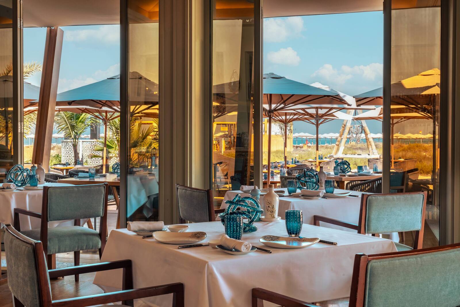 阿布達比柏悅酒店 The Beach House 室內的海景餐桌