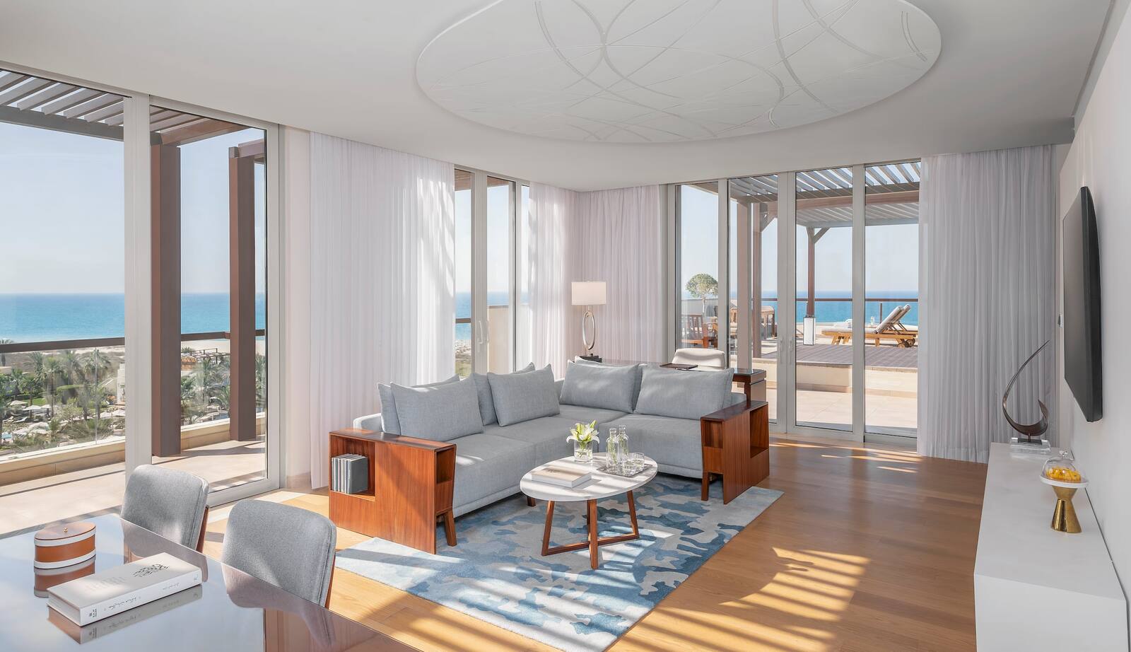 阿布達比柏悅酒店 Park Oceanview Terrace Suite 的起居空間