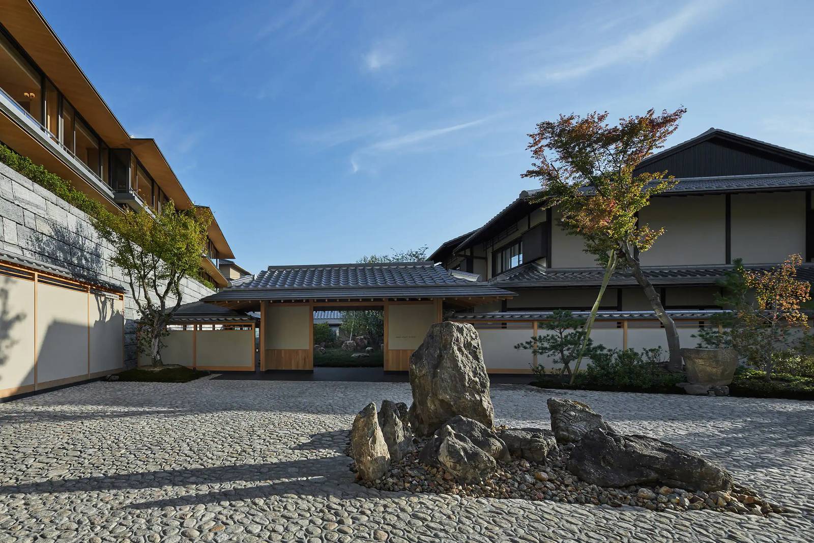 京都柏悅酒店石庭與低層和風建築