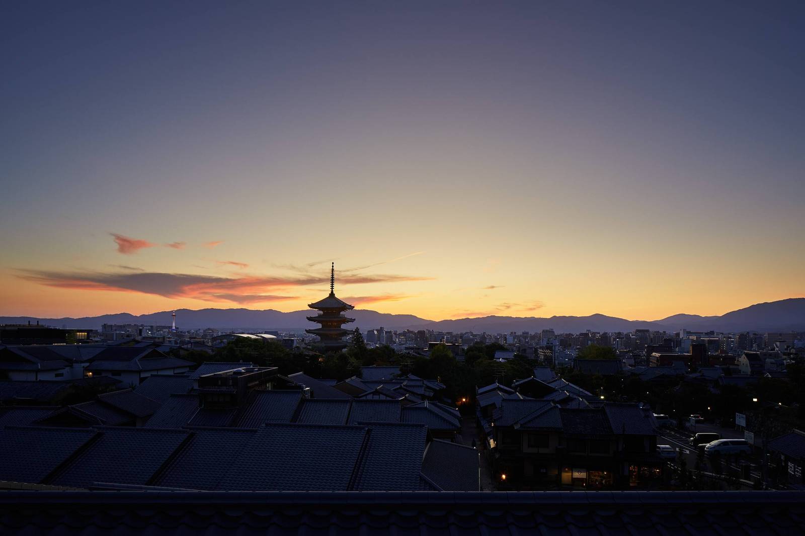 黃昏時從東山望向八坂塔與京都市景