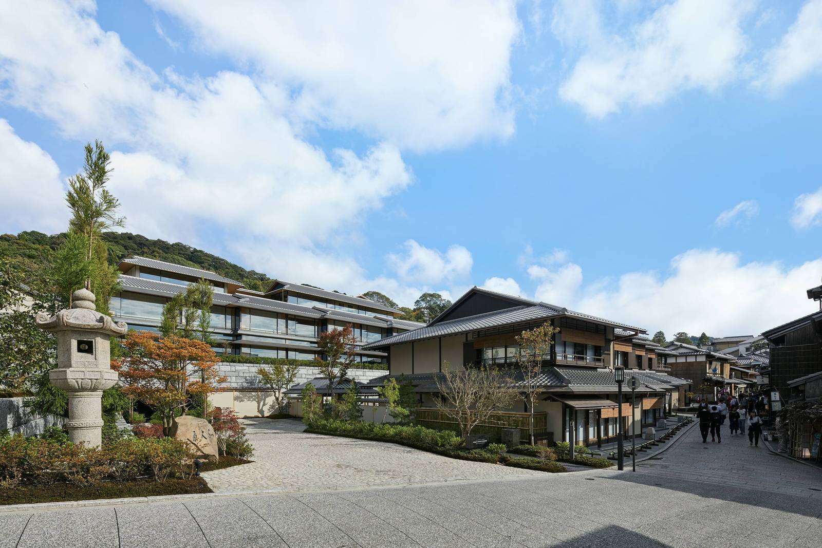 京都柏悅酒店旁的東山石板坡道與街景