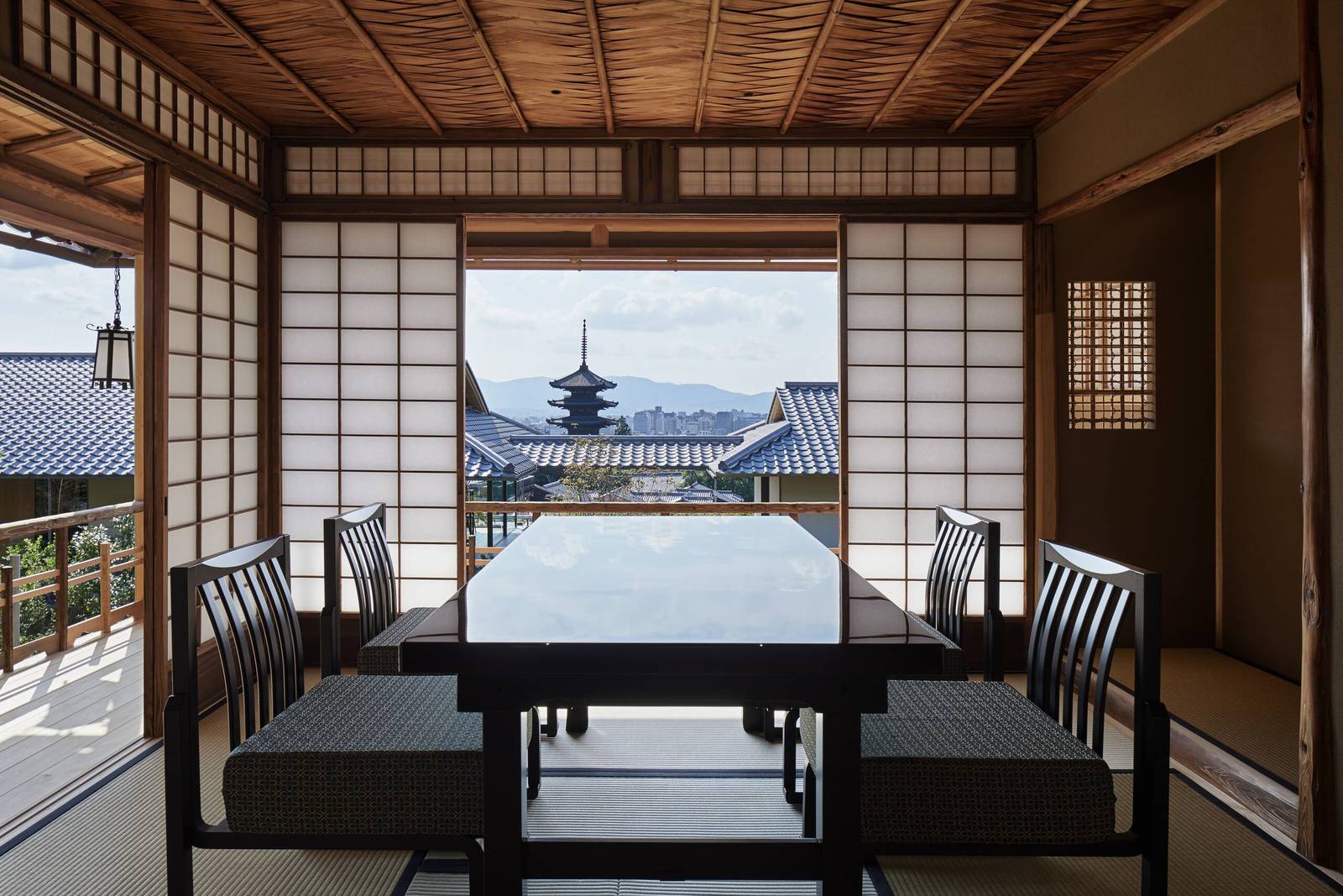 京大和 Soyotei 茶室座席與窗外八坂塔